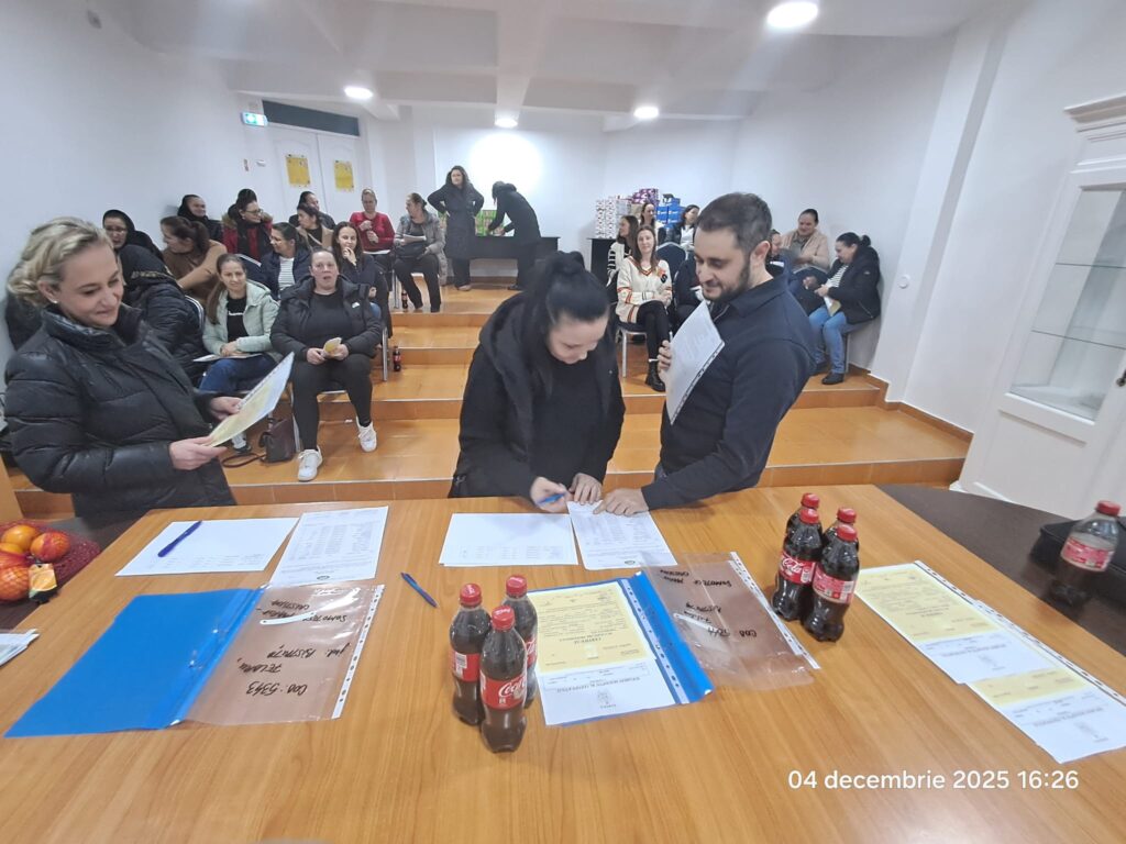 Persoane înscriindu-se la un curs de formare profesională, completând documente alături de echipa Roma Center.