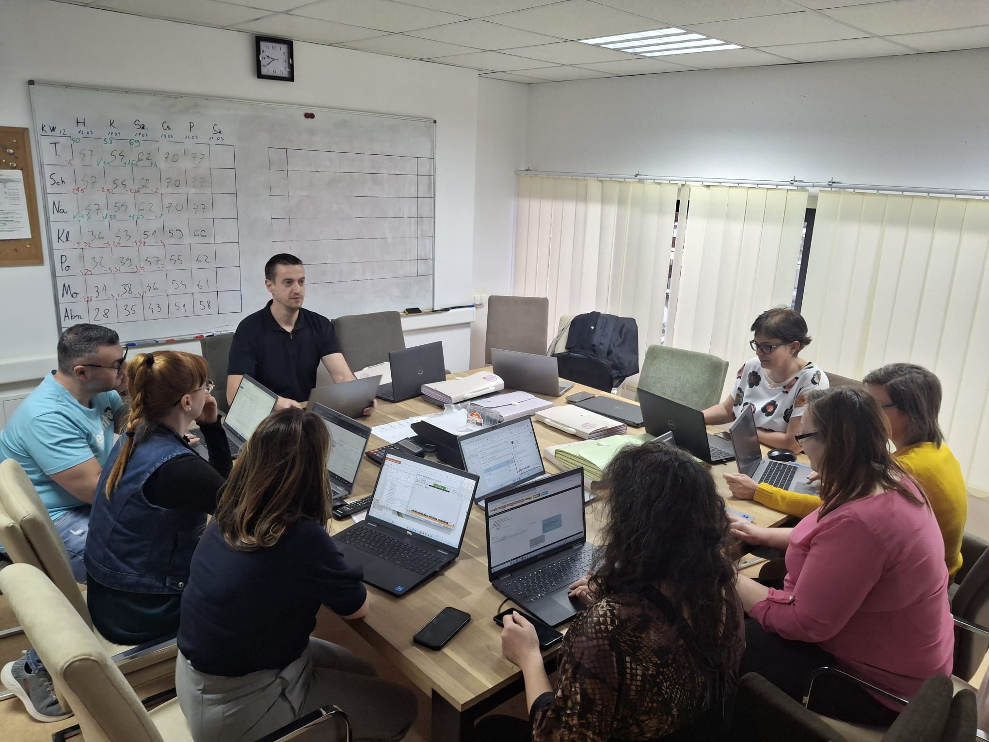 Cursanți la un curs de competențe digitale organizat de CRCR.